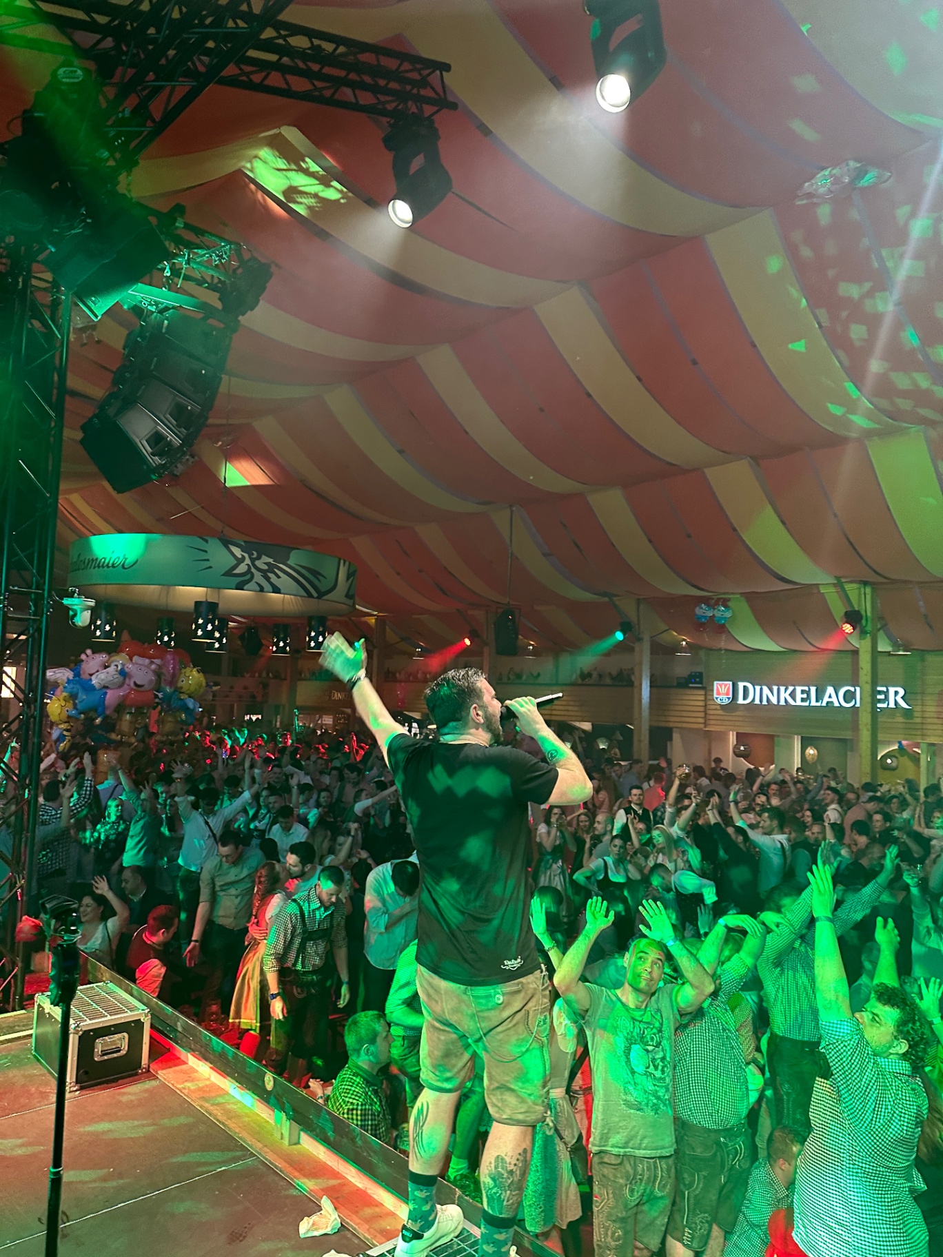 Blick von der Bühne auf das feiernde Festzelt