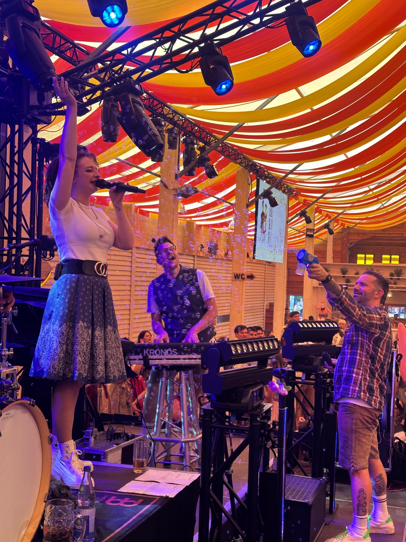 Sängerin und Band mit Seifenblasen auf der Wasenbühne