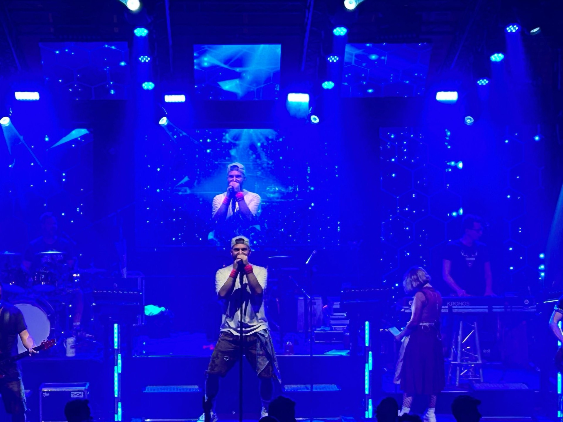 Partyalarm Show in blauem Licht mit LED-Wand