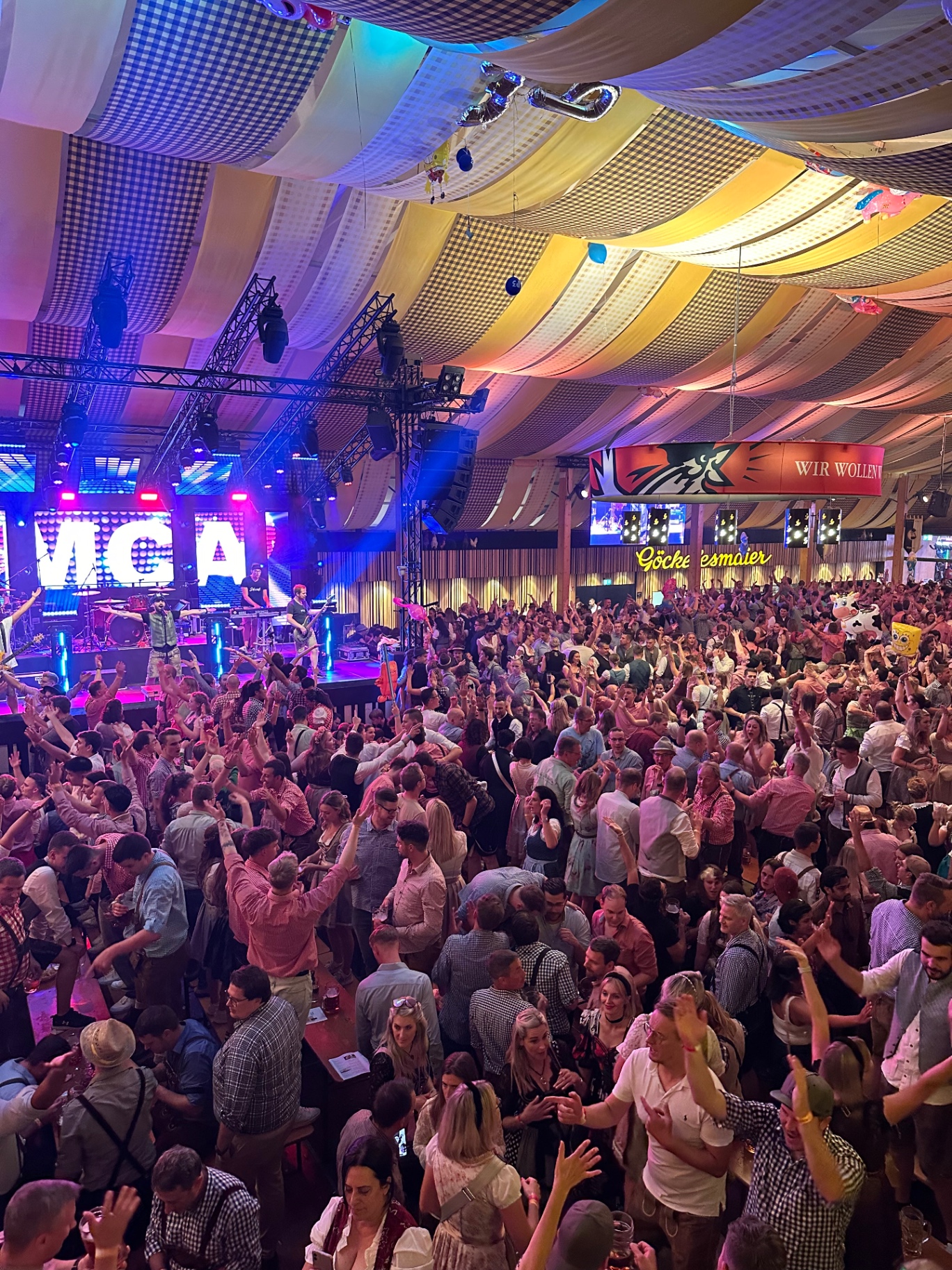 Volles Festzelt beim Auftritt mit YMCA-Show