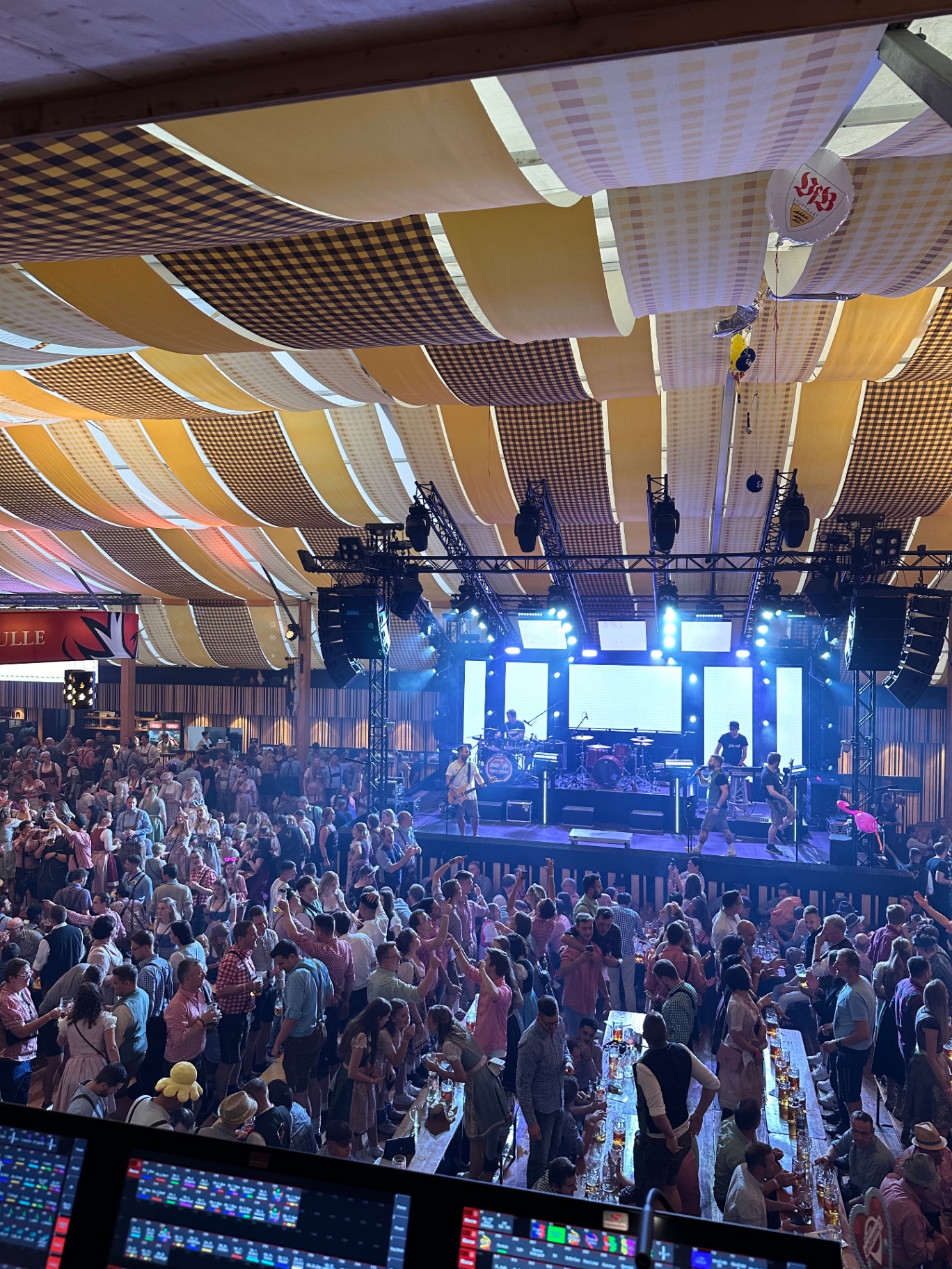 Partyalarm live auf großer Festzeltbühne